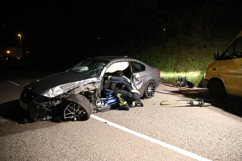 Dos heridos en la colisión de dos turismos en Ciaño