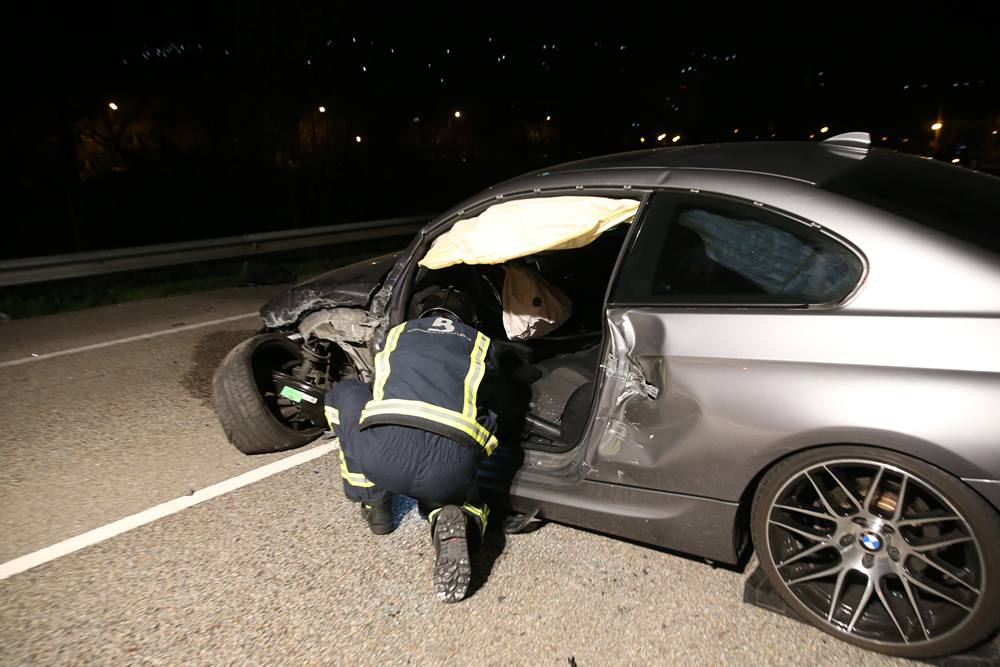Dos heridos en la colisión de dos turismos en Ciaño