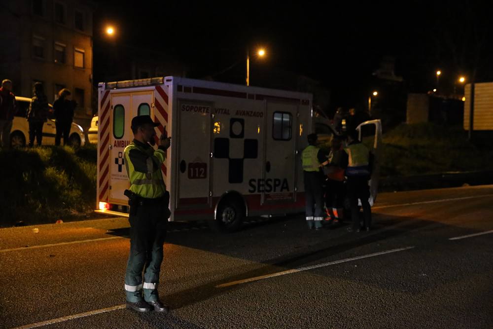 Dos heridos en la colisión de dos turismos en Ciaño