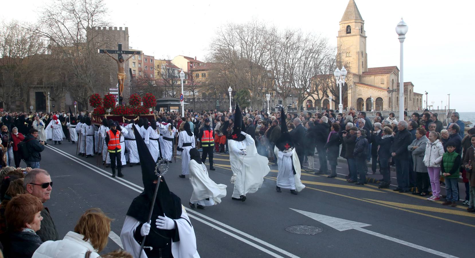 Procesión del Vía Crucis, en Gijón