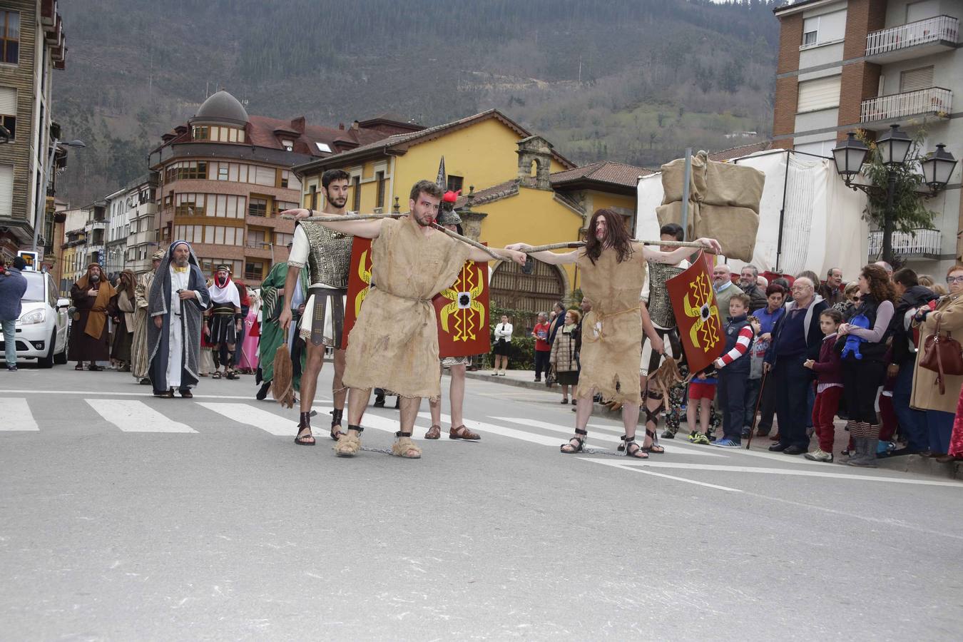 Via Crucis viviente en Infiesto