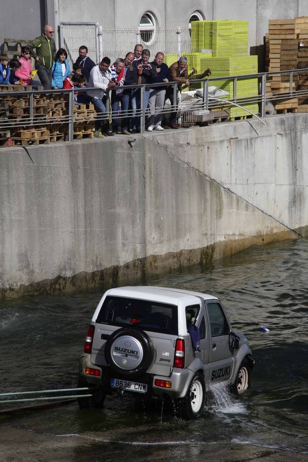 El rescate del coche que cayó al agua en Llanes, en imágenes