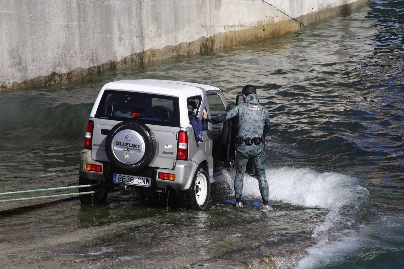 El rescate del coche que cayó al agua en Llanes, en imágenes