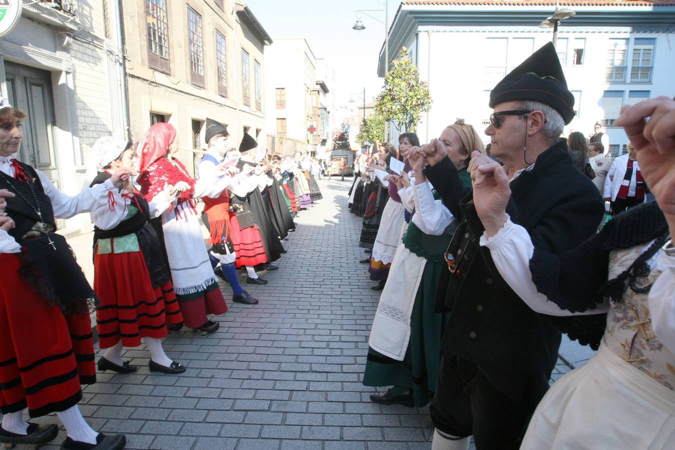 Animado desfile de los Güevos Pintos