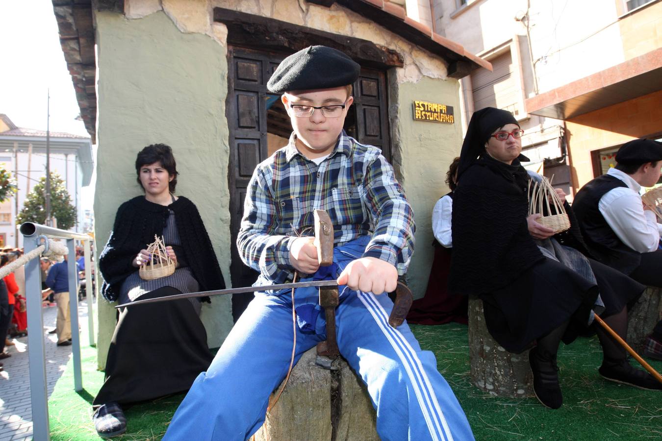 Animado desfile de los Güevos Pintos