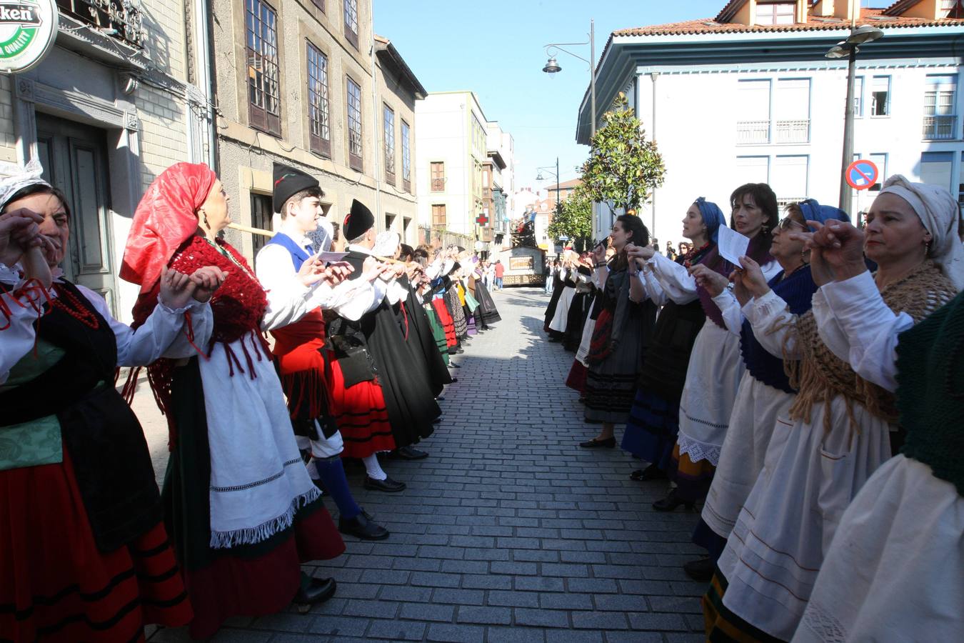 Animado desfile de los Güevos Pintos