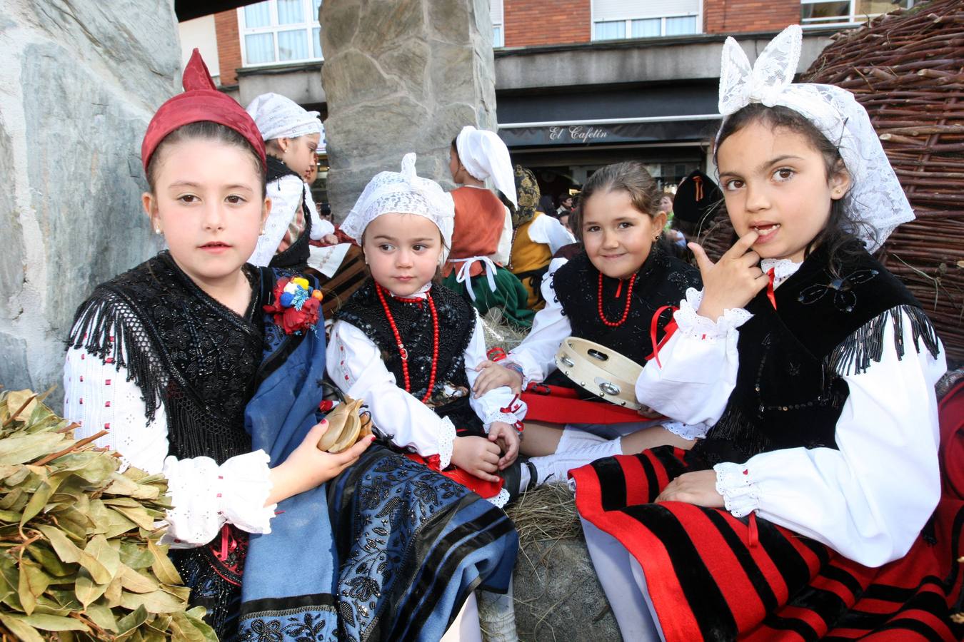 Animado desfile de los Güevos Pintos