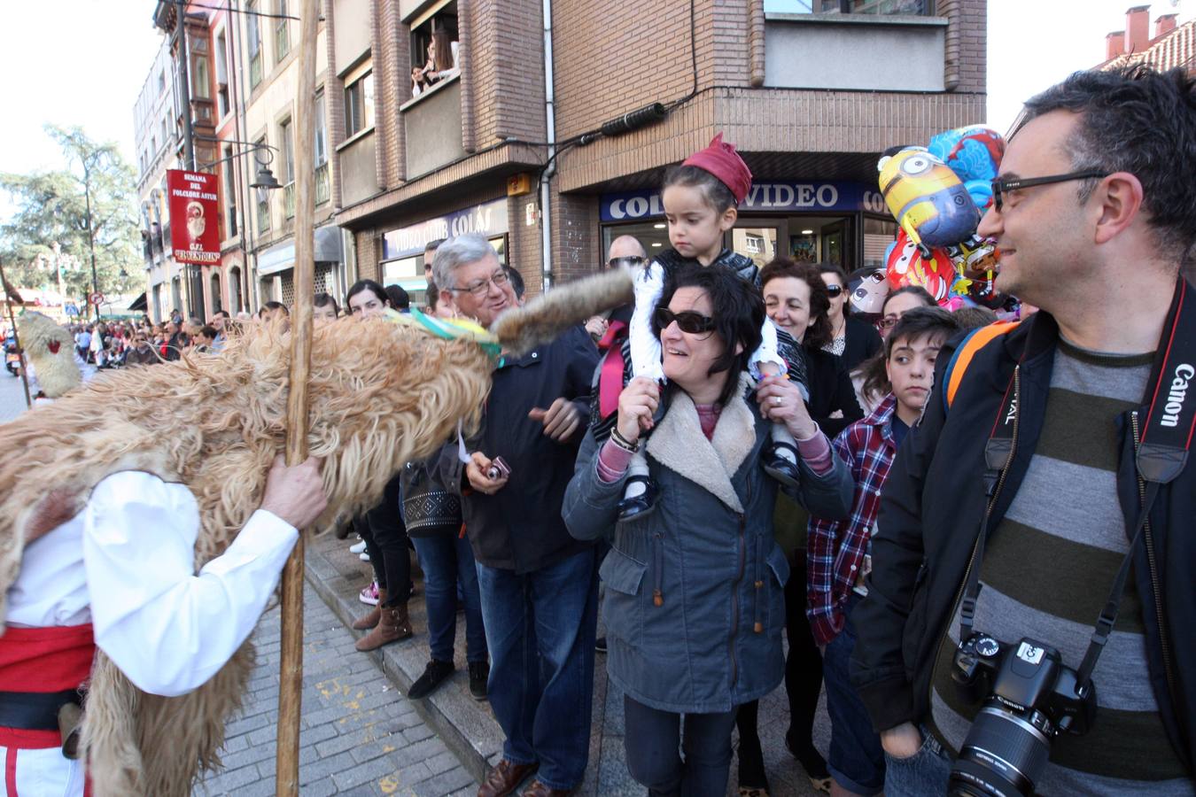 Animado desfile de los Güevos Pintos