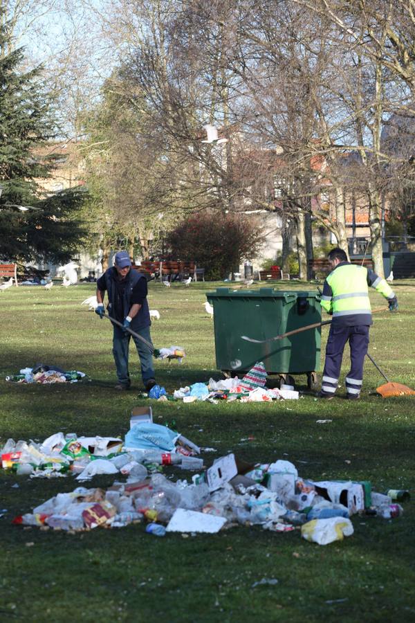 Limpieza en el parque de Ferrera tras la comida en la calle