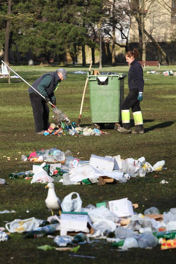 Limpieza en el parque de Ferrera tras la comida en la calle