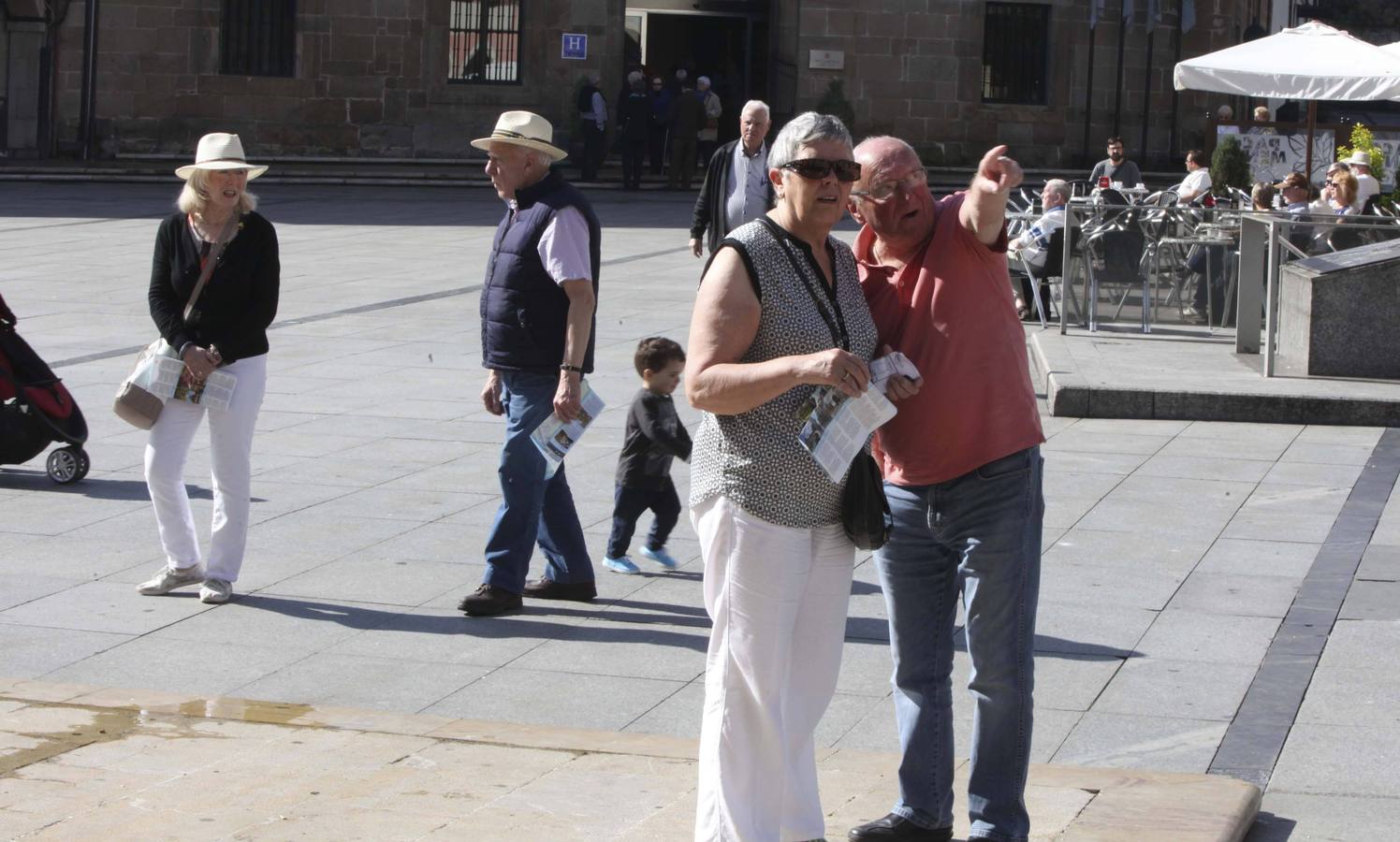 800 cruceristas británicos al sol de Avilés