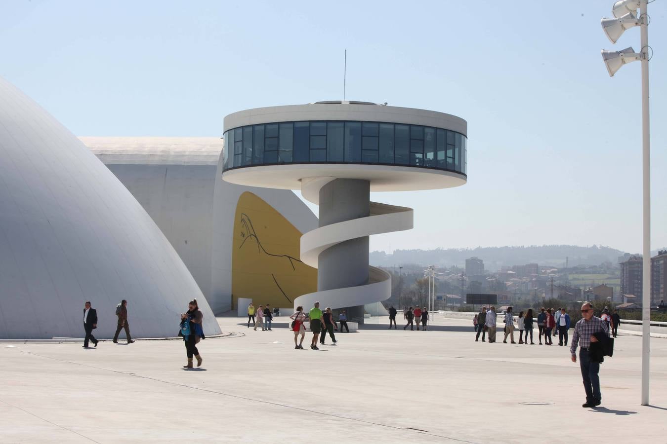 800 cruceristas británicos al sol de Avilés