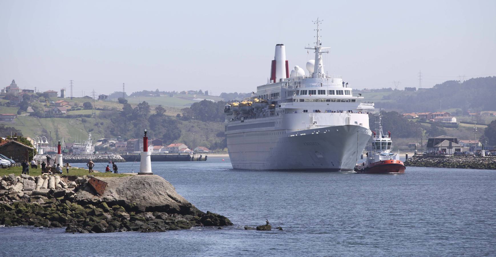 800 cruceristas británicos al sol de Avilés