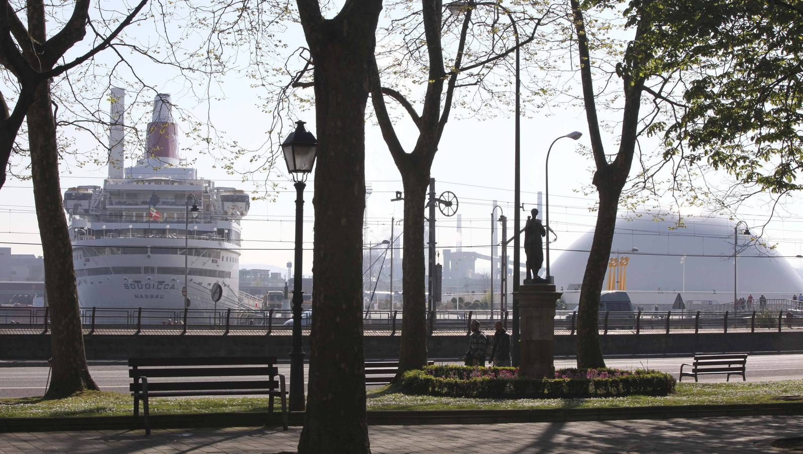 800 cruceristas británicos al sol de Avilés