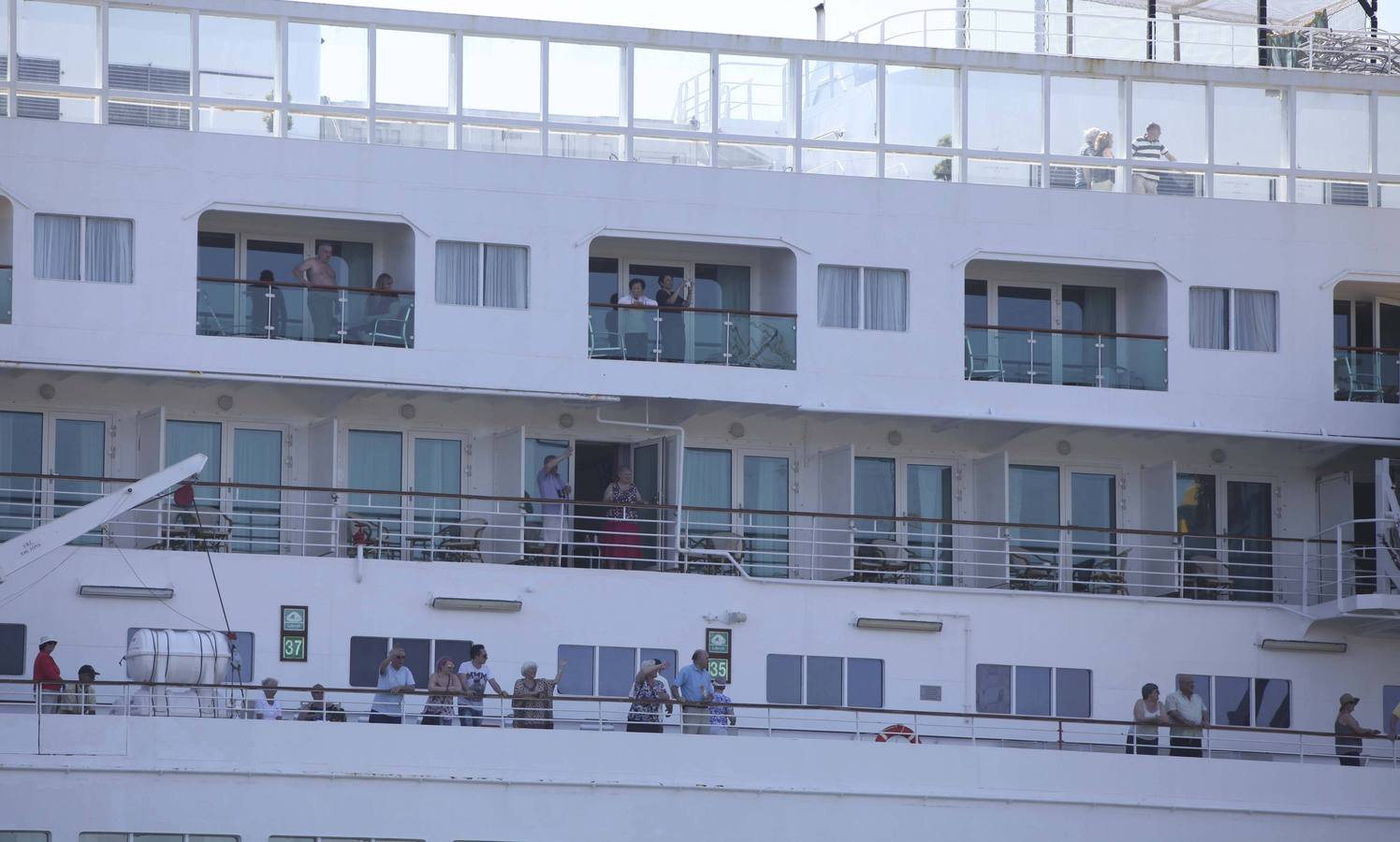 800 cruceristas británicos al sol de Avilés