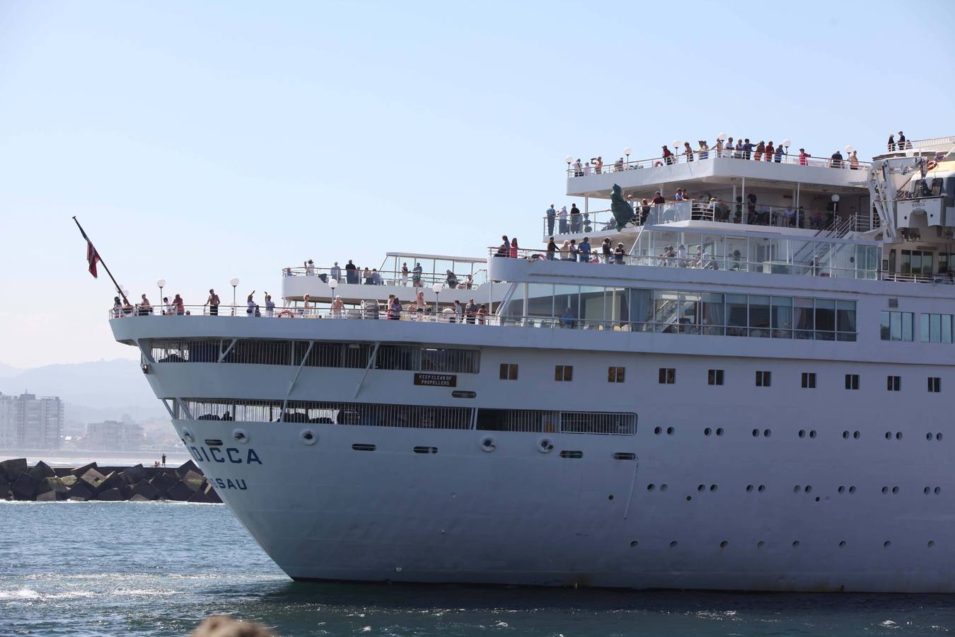 800 cruceristas británicos al sol de Avilés