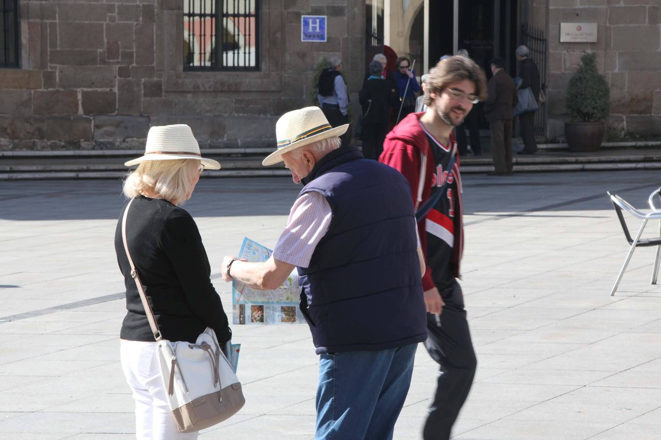 800 cruceristas británicos al sol de Avilés