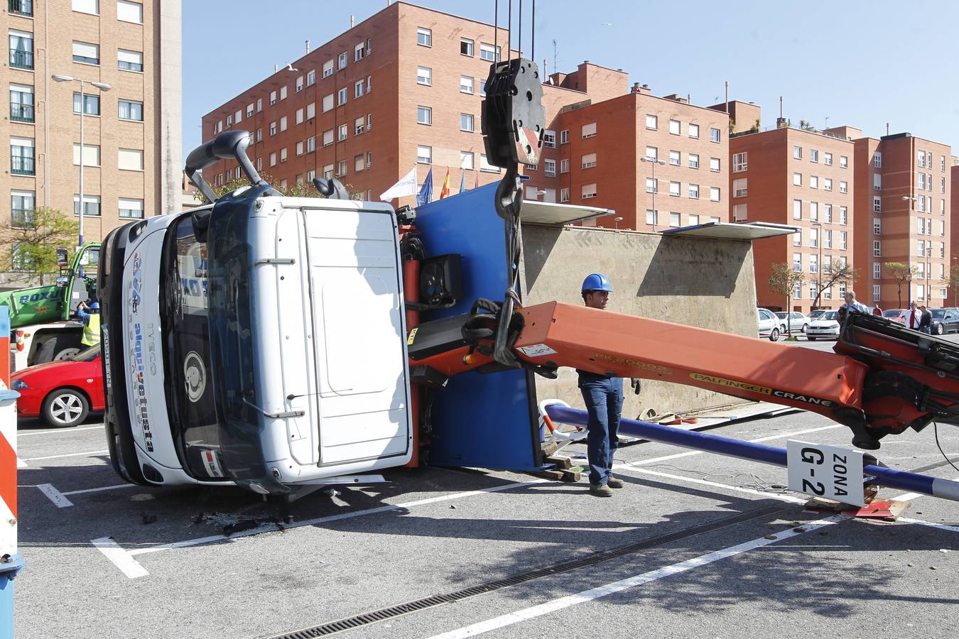 Vuelca un camión en un aparcamiento de Gijón