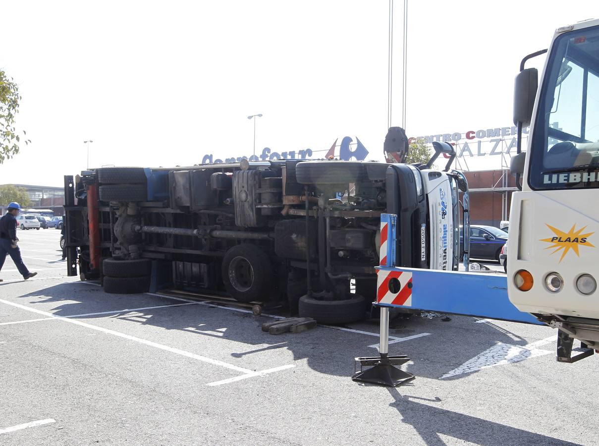 Vuelca un camión en un aparcamiento de Gijón