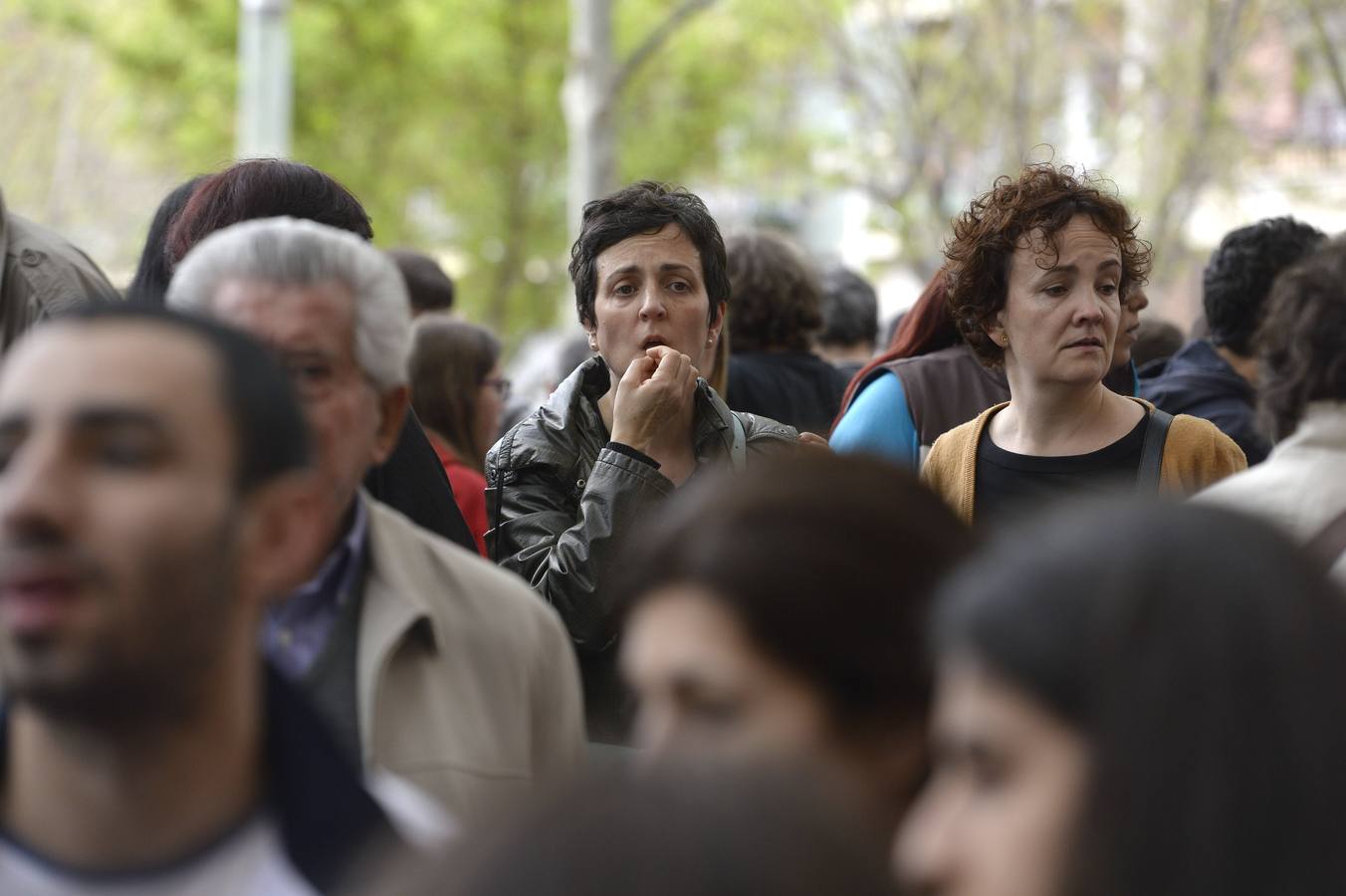 Personas congregadas en las inmediaciones del instituto.