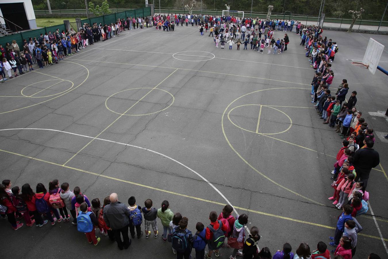 Estudiantes y profesores del Instituto El Sueve y del Colegio Público Río Sella de Arriondas también guardaron un minuto de silencio.