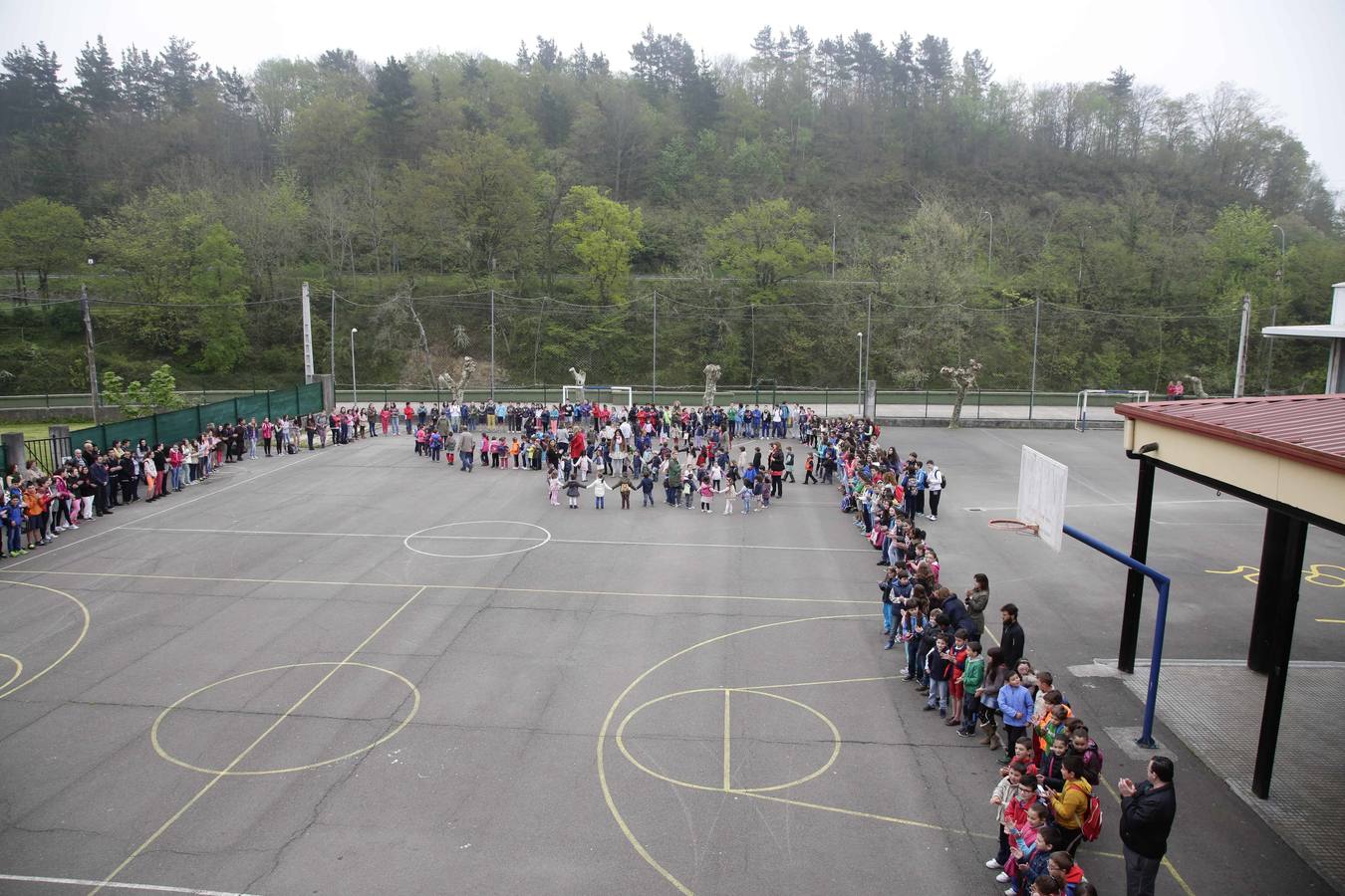 Estudiantes y profesores del Instituto El Sueve y del Colegio Público Río Sella de Arriondas también guardaron un minuto de silencio.
