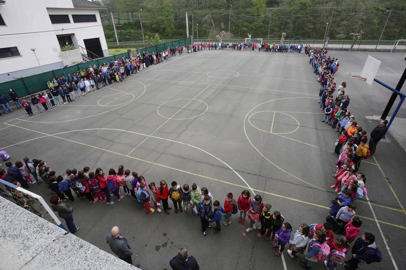 Estudiantes y profesores del Instituto El Sueve y del Colegio Público Río Sella de Arriondas también guardaron un minuto de silencio.