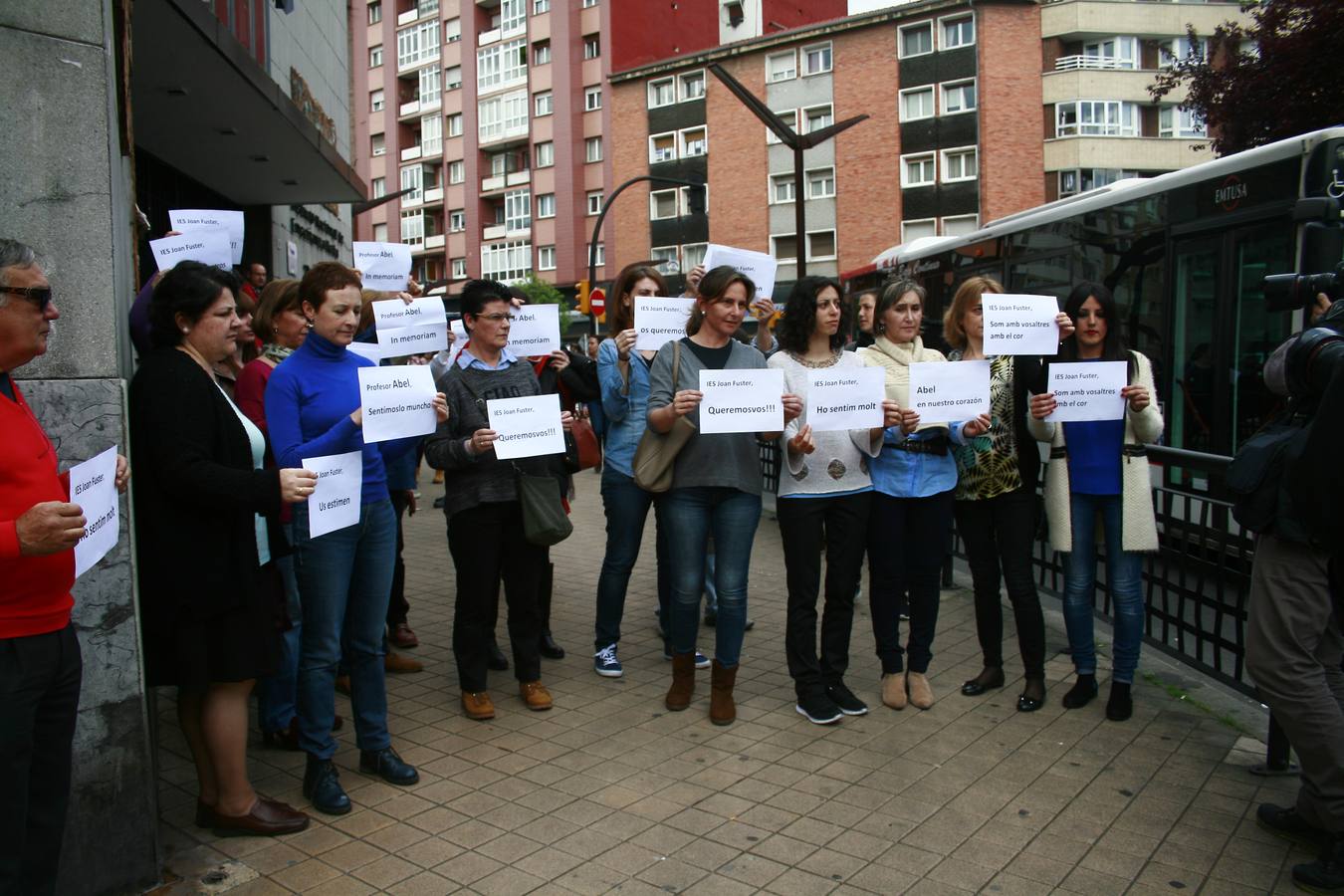 En los IES Jovellanos y Jimena, profesores y alumnos se han concentrado con carteles de apoyo.