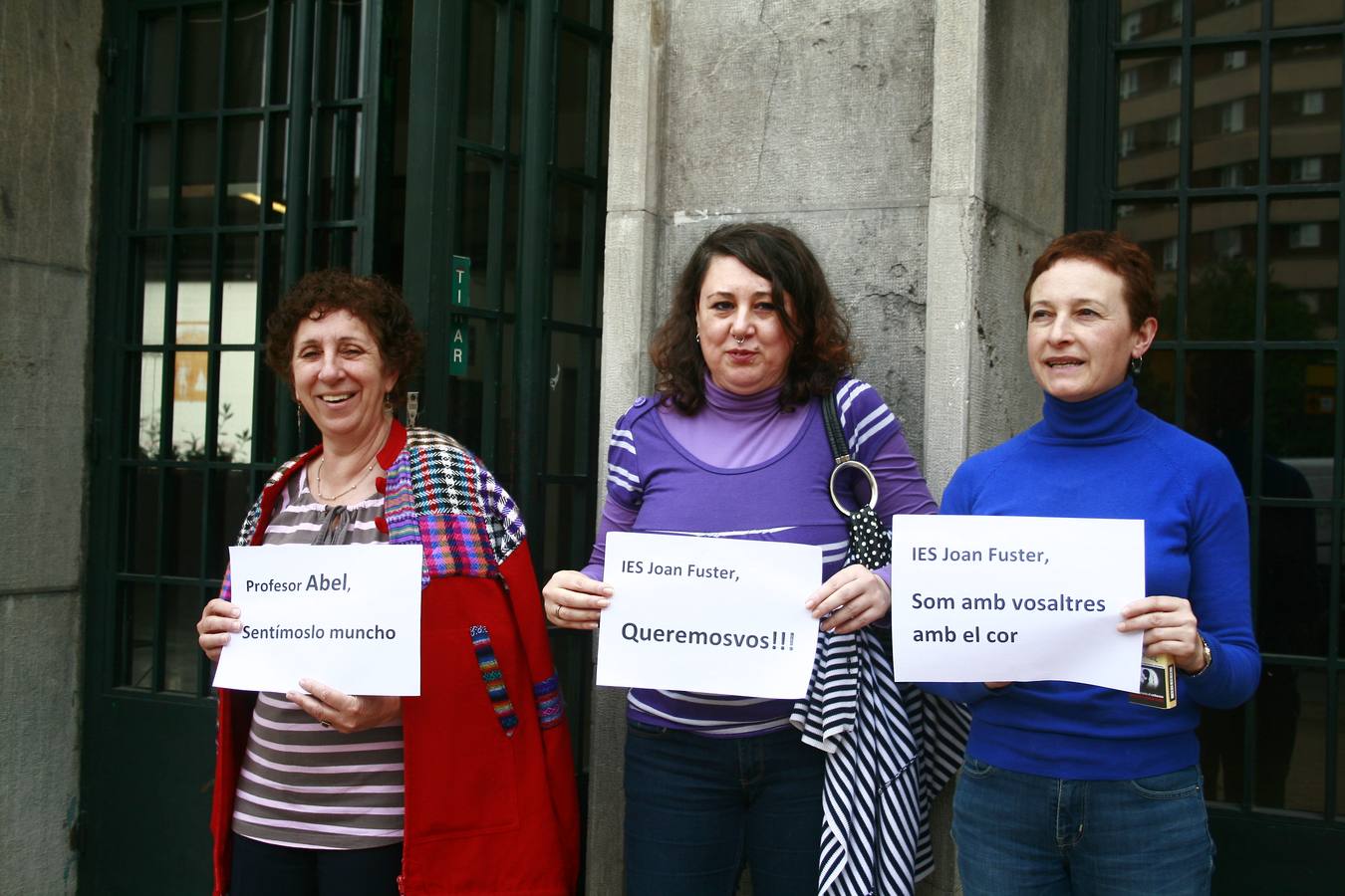 En los IES Jovellanos y Jimena, profesores y alumnos se han concentrado con carteles de apoyo.
