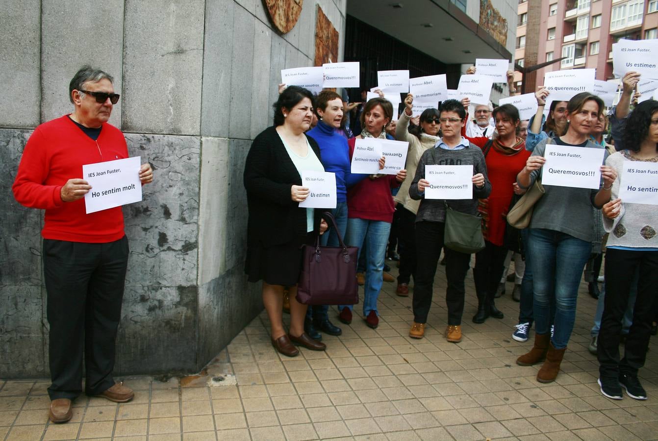 En los IES Jovellanos y Jimena, profesores y alumnos se han concentrado con carteles de apoyo.