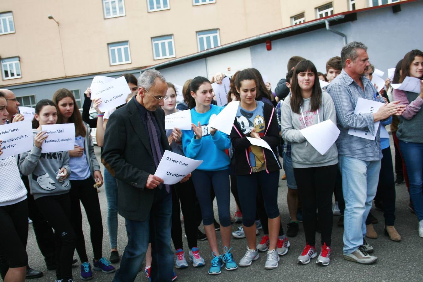 En los IES Jovellanos y Jimena, profesores y alumnos se han concentrado con carteles de apoyo.