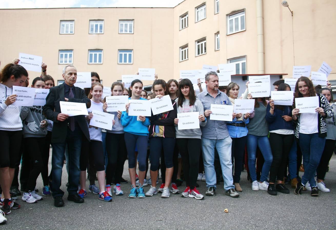 En los IES Jovellanos y Jimena, profesores y alumnos se han concentrado con carteles de apoyo.