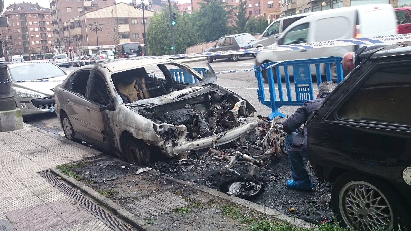 Arden dos coches y una moto en Oviedo