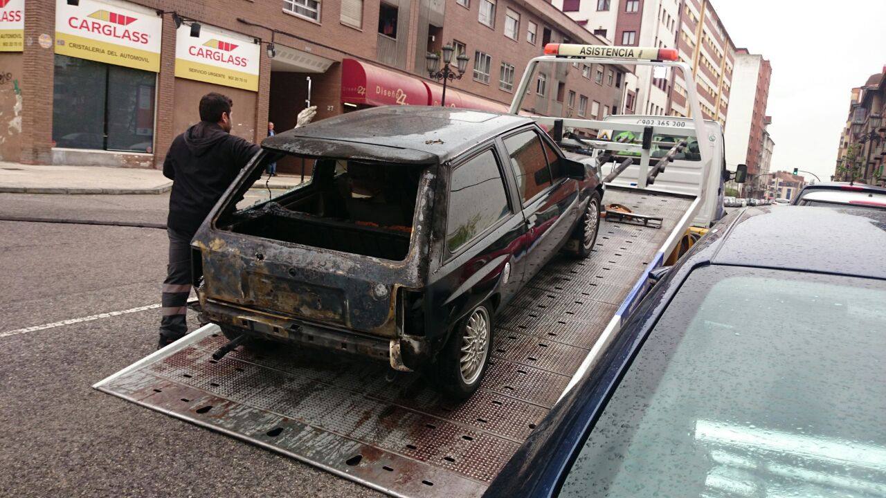 Arden dos coches y una moto en Oviedo