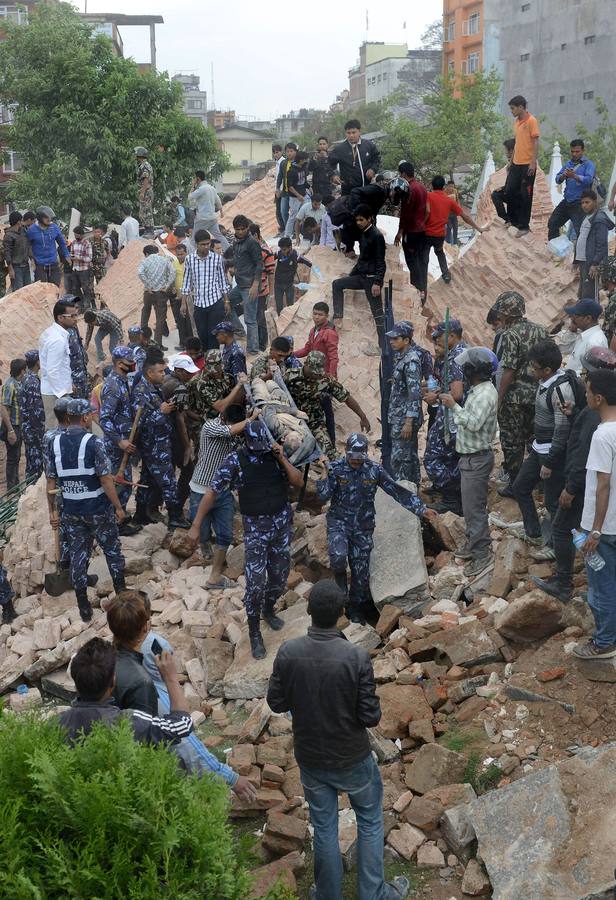 Pánico y dolor en Nepal tras un terremoto de 7,9 grados