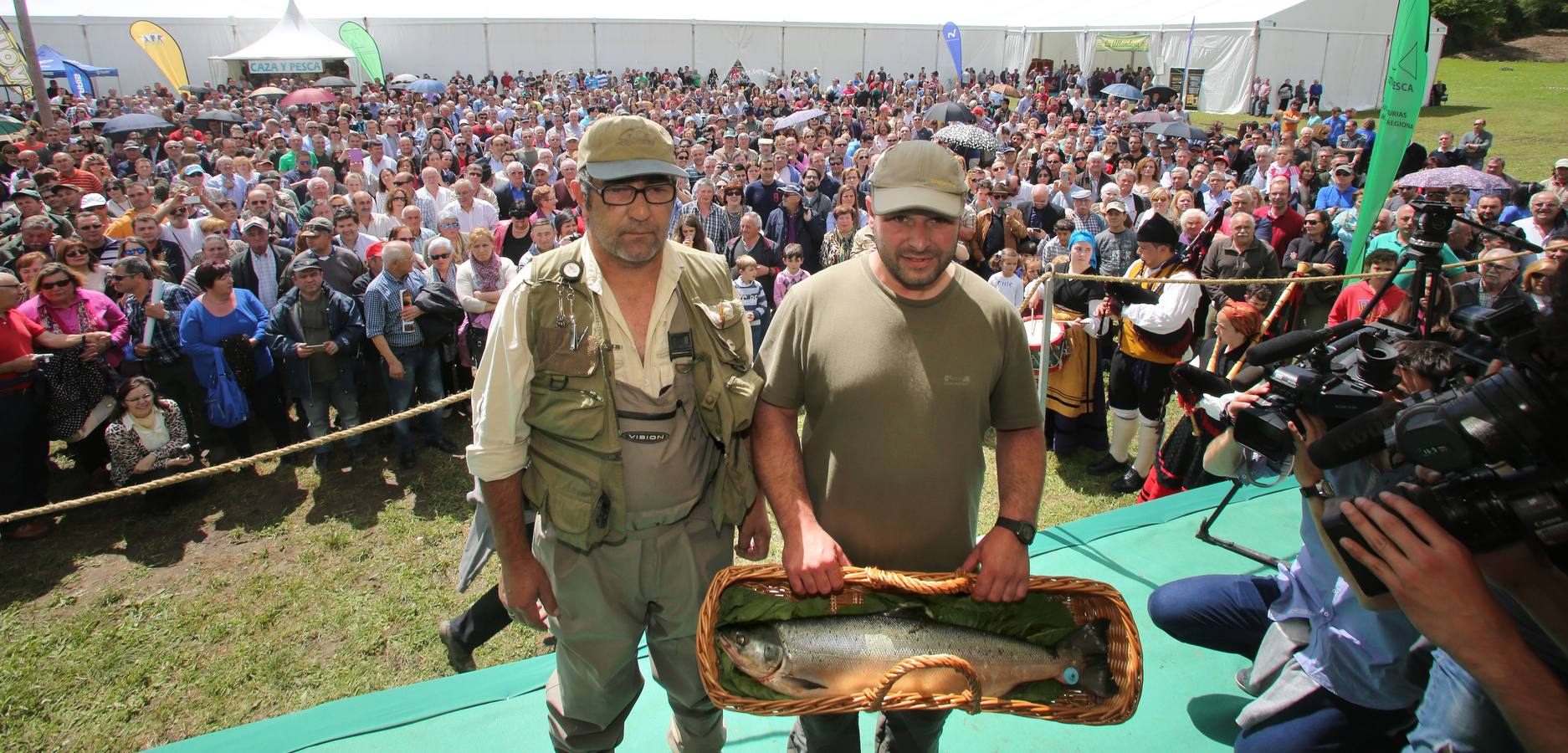 El campanu del río Narcea, un ejemplar de 4,6 kilos