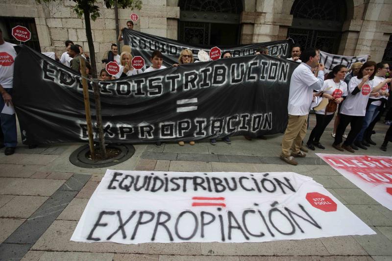 Protesta en Llanes contra el plan urbanístico