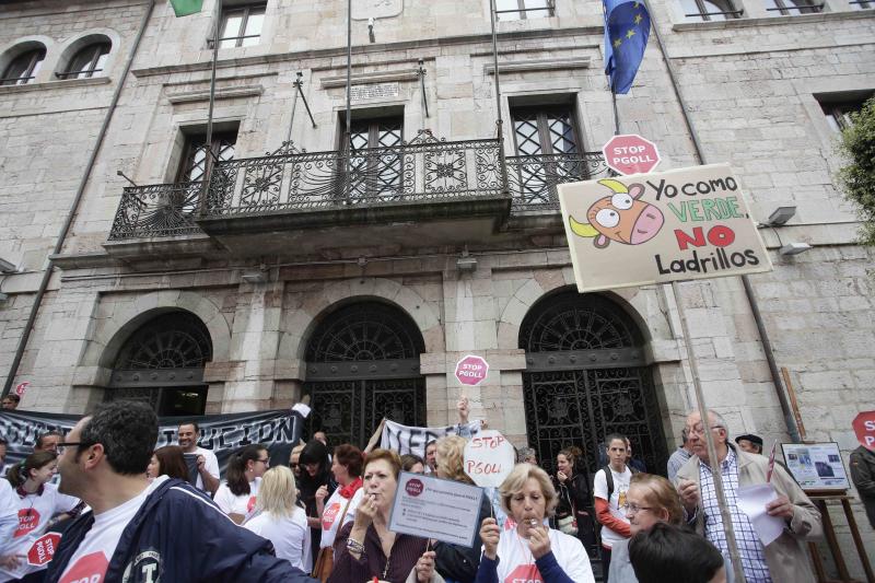 Protesta en Llanes contra el plan urbanístico