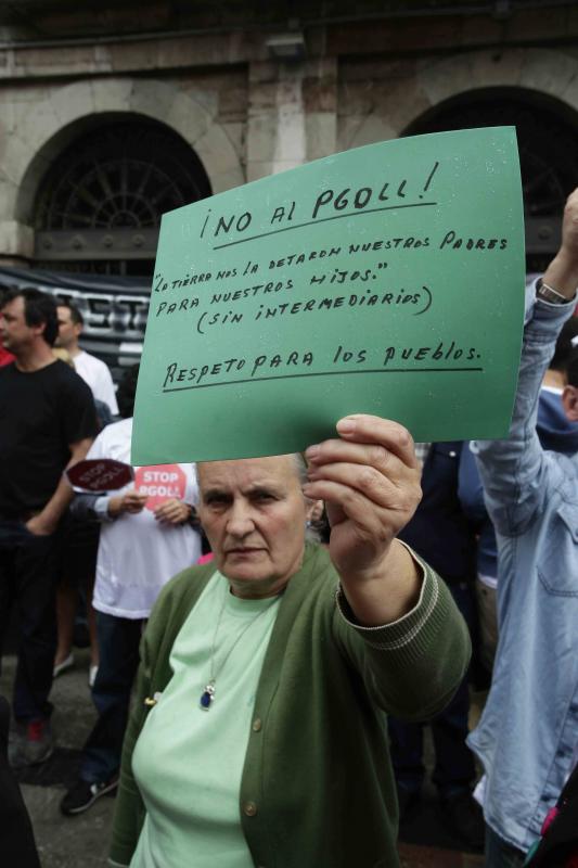 Protesta en Llanes contra el plan urbanístico