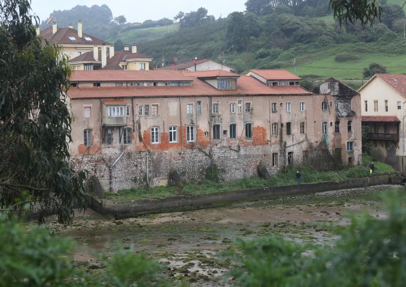 Así quedó el edificio del Bar Correcaminos, en Perán (Carreño), tras el incendio