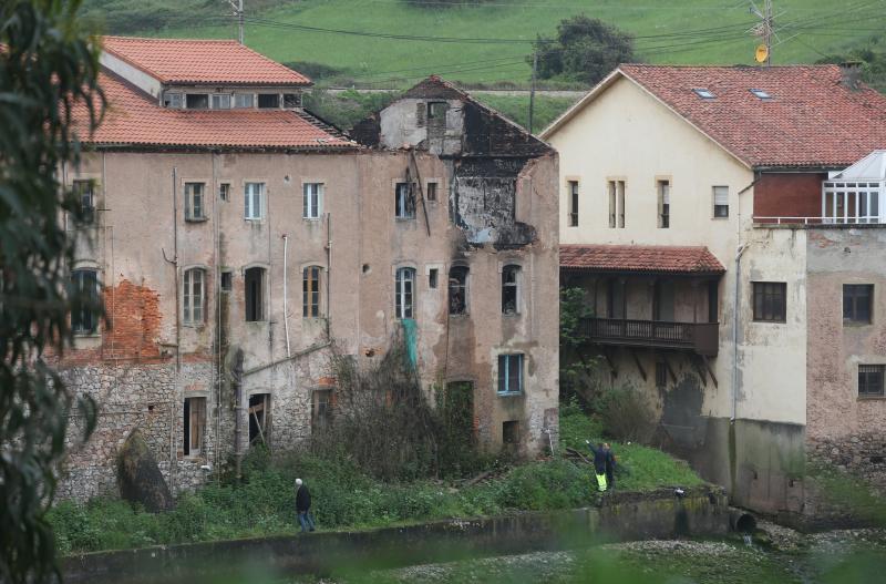 Así quedó el edificio del Bar Correcaminos, en Perán (Carreño), tras el incendio