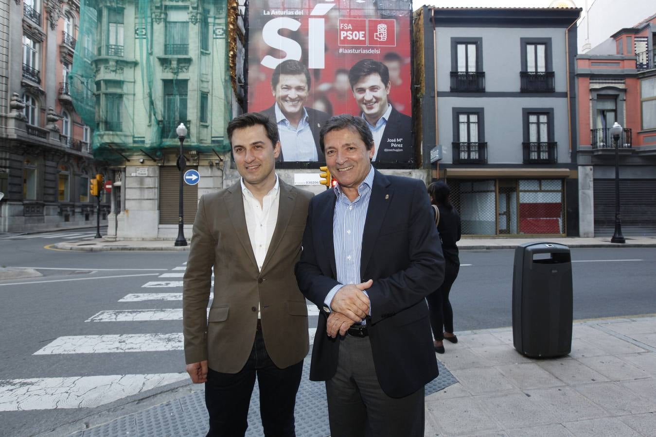 Javier Fernández y José María Pérez, en Gijón. Tras ellos, el cartel electoral.