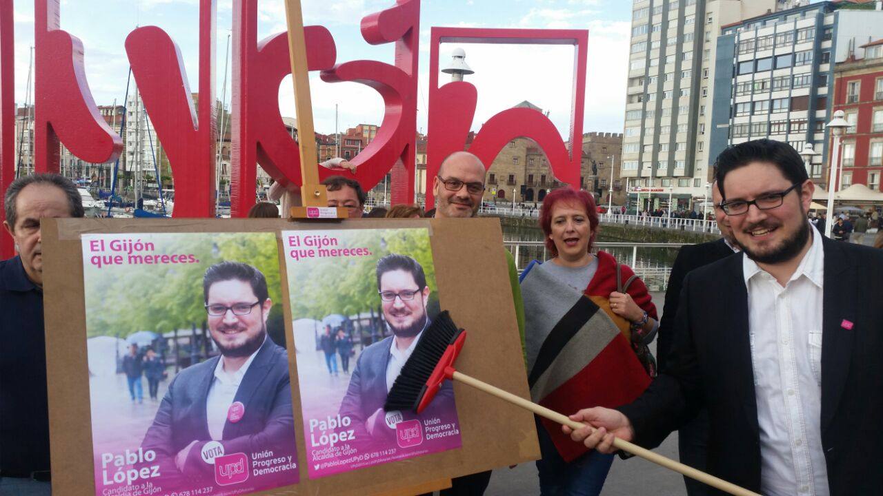 Primeros carteles de UPyD en Gijón.