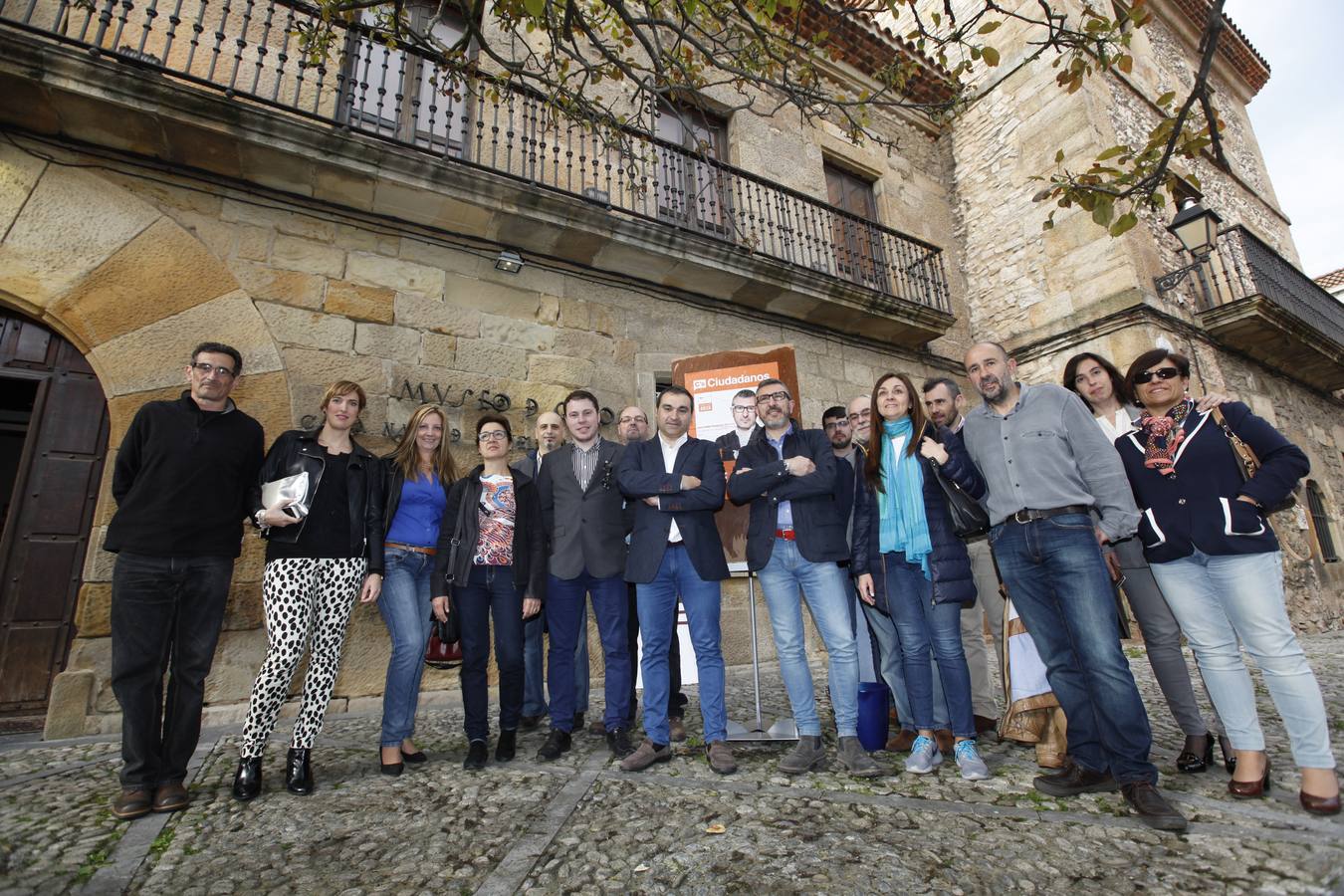 El candidato de Ciudadanos en Gijón, arropado por su lista.