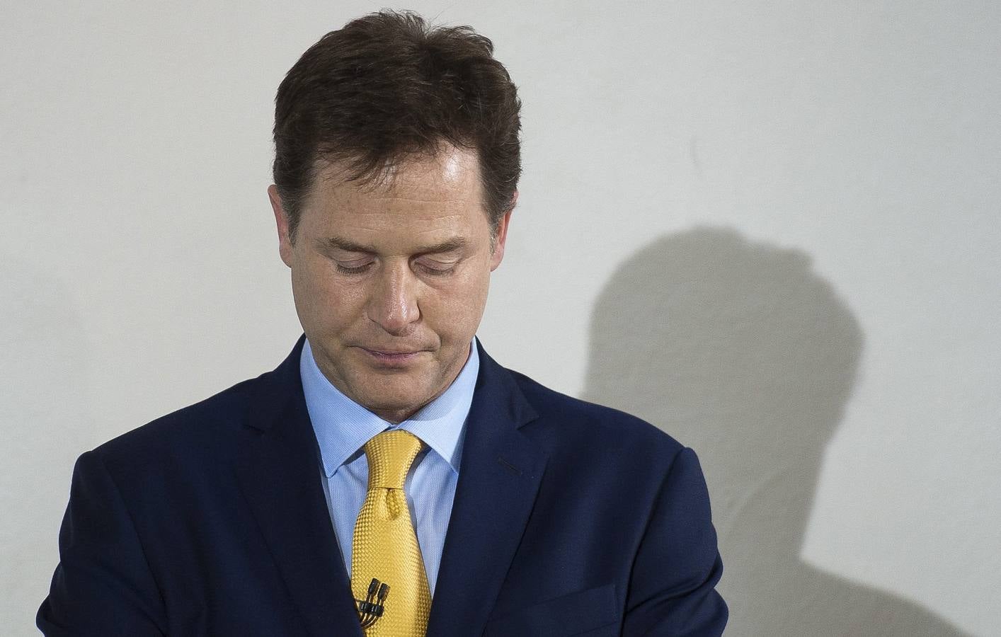 El líder del Partido Liberal Demócrata británico, Nick Clegg, presenta su dimisión en Londres tras perder 47 escaños en las elecciones.