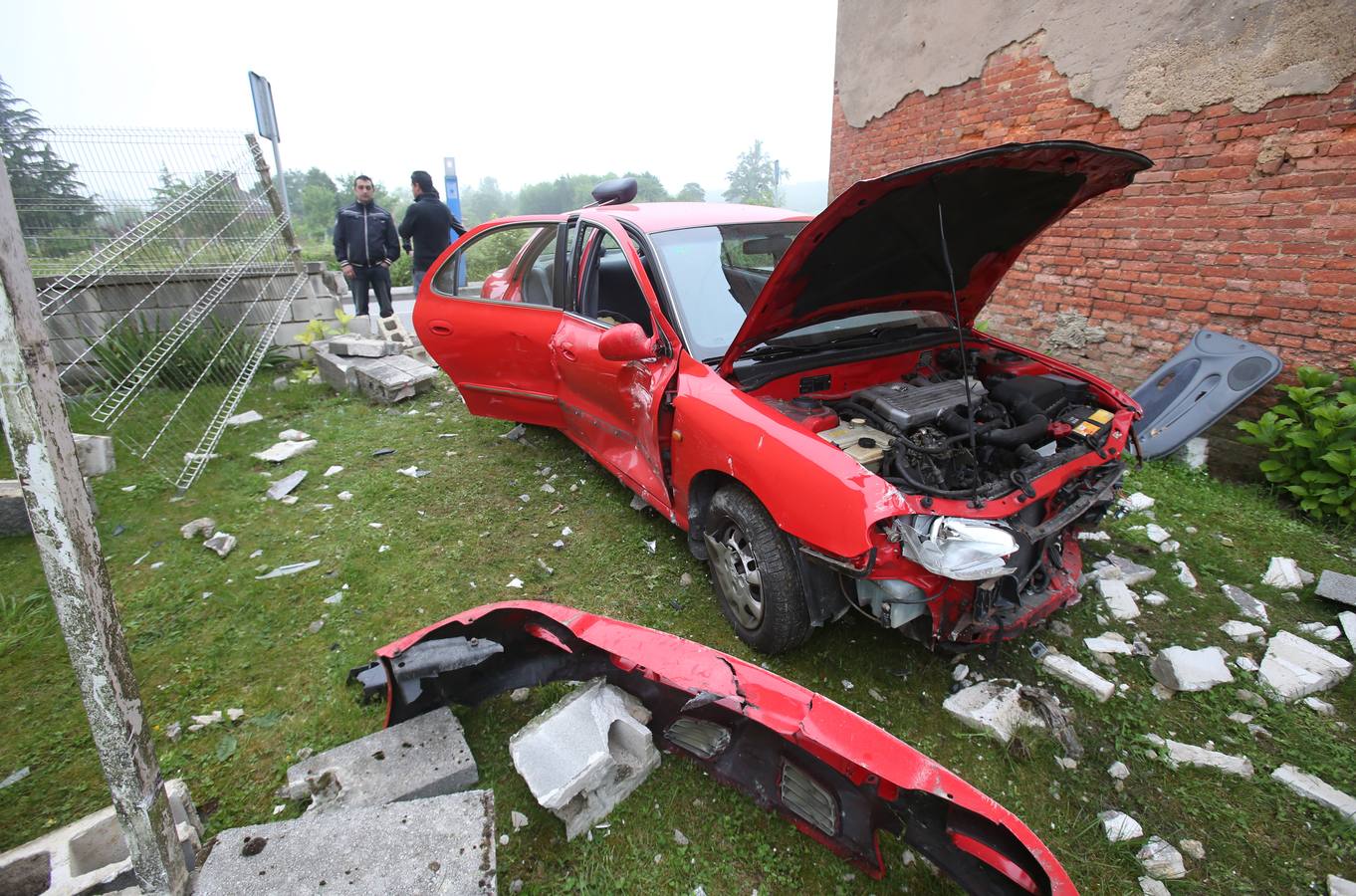 Tres heridos en un choque entre dos vehículos en Oviedo