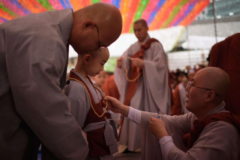 Pequeños monjes budistas durante dos semanas