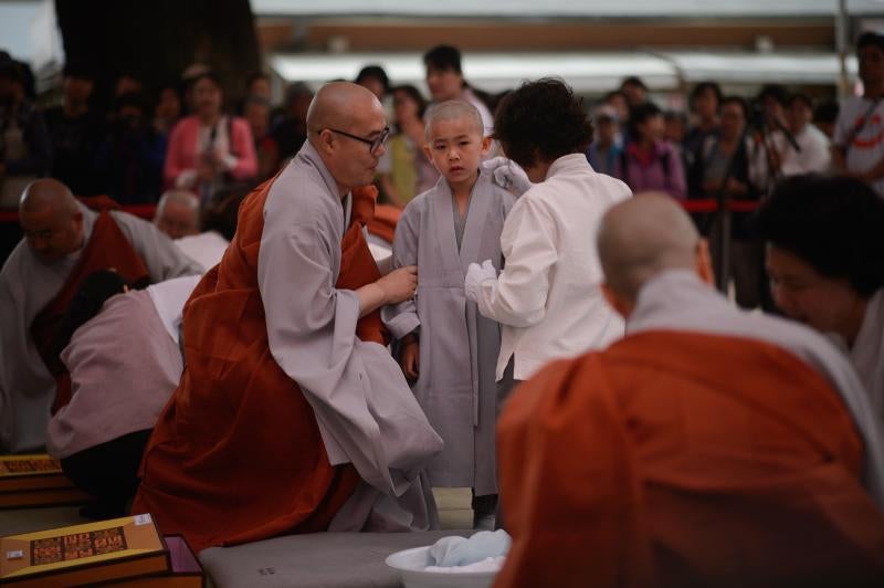 Pequeños monjes budistas durante dos semanas