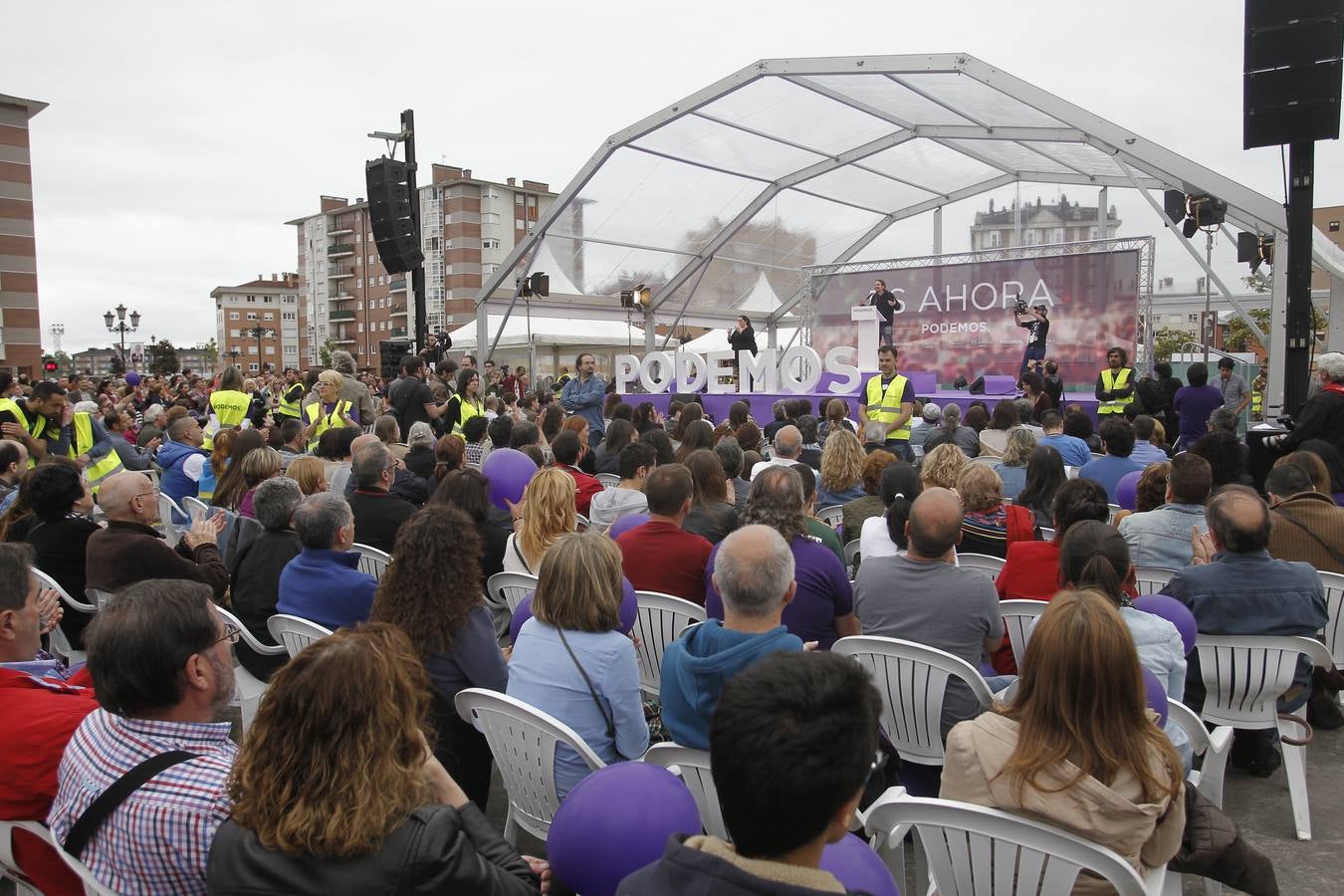 Miles de personas en el mitin de Podemos en Oviedo