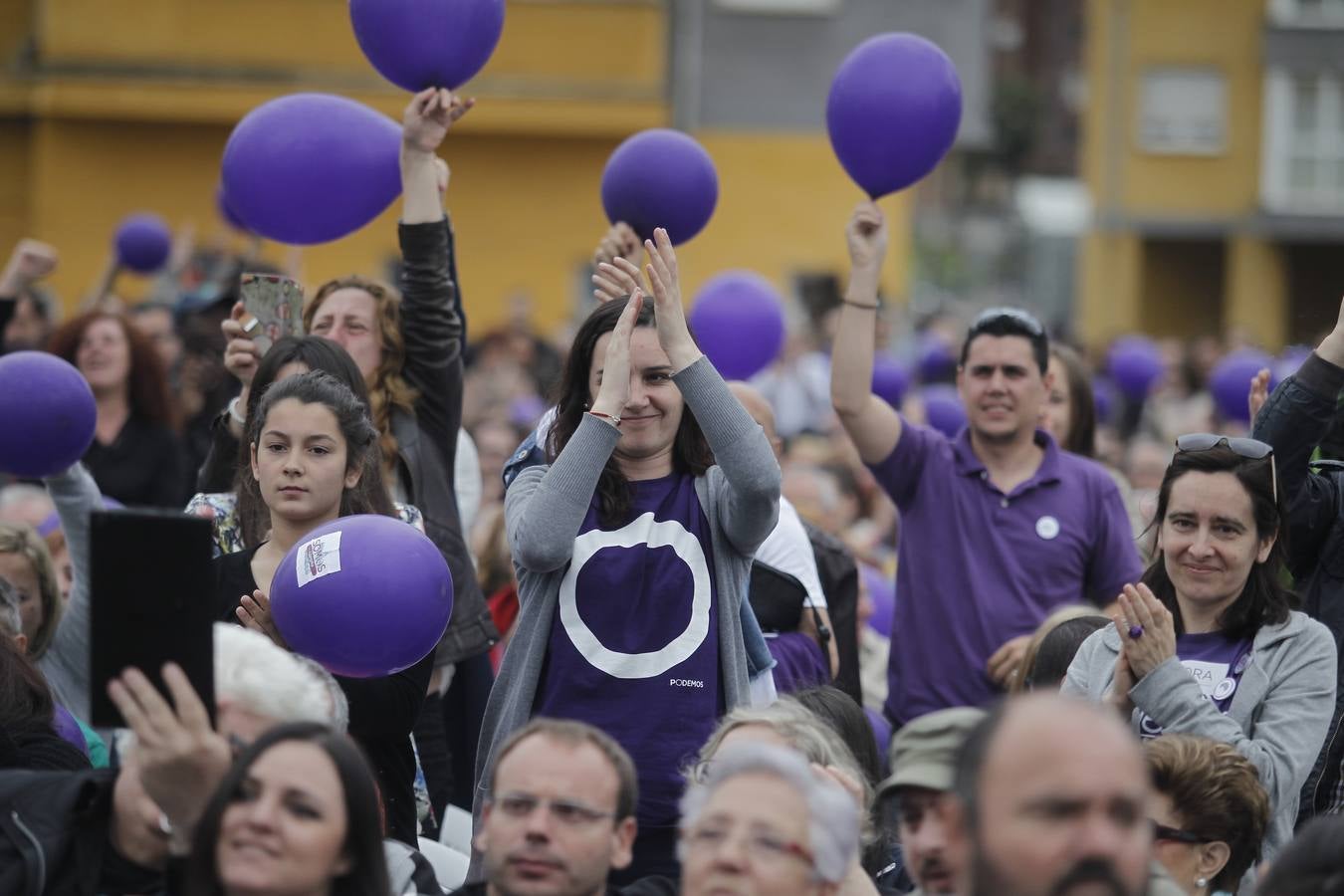 Miles de personas en el mitin de Podemos en Oviedo